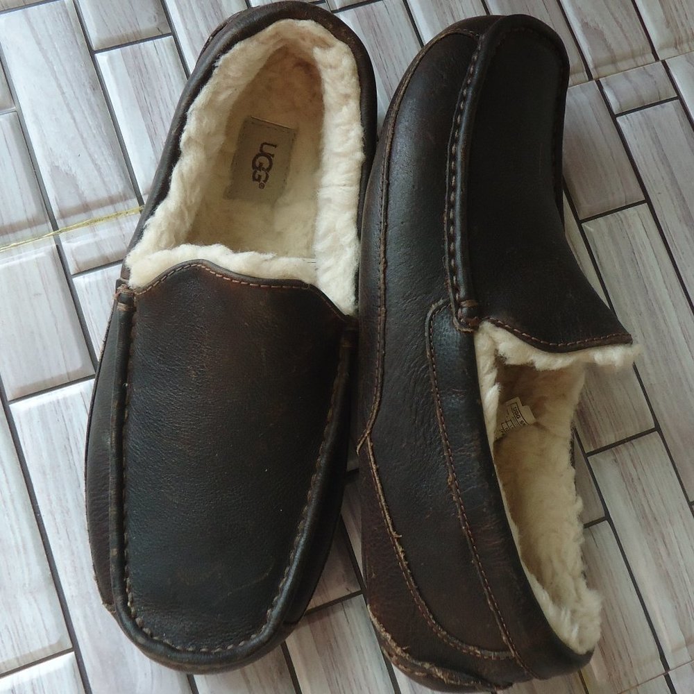 SIZE 11. UGG shearling lined leather slippers/loafers.